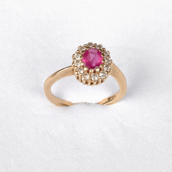 RING. Guld med rubin och diamanter. 18K. 3,5 gram.