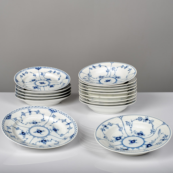 ASSIETTER. Musselmalet. Halvblond och helblond. Royal Copenhagen. 12+4.