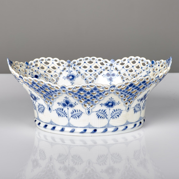 GALLERSKÅL. Musselmalet. Halvblond. Royal Copenhagen.