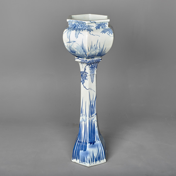 BLOMPIEDESTAL. Glaserad keramik. 1900-talets första hälft.