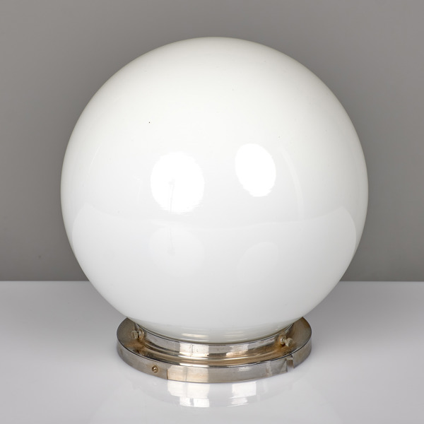 TAKLAMPA. Mjölkvitt glas och plåt. 1940-tal.