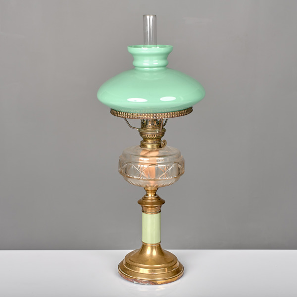 BORDSFOTOGENLAMPA. Glas och mässing. Omkring 1900.