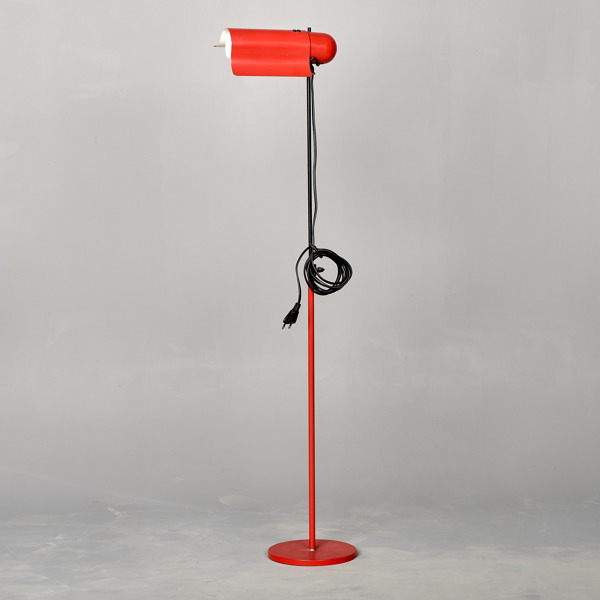 GOLVLAMPA. Rödlackerad plåt och metall. 1960-70-tal.