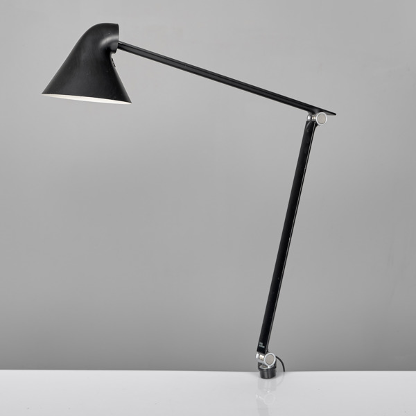 BORDSLAMPA. Svartlackerad metall och aluminium. NJP Table type 25000. Louis Poulsen, Danmark.