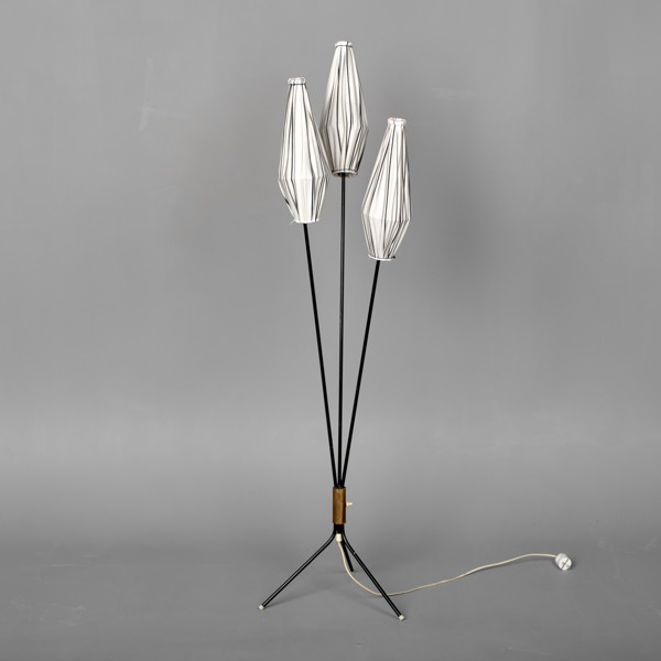 GOLVLAMPA. Svärtad metall och mässing med tygskärmar. 1950-tal.