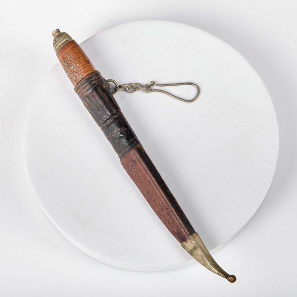 KNIV. Finland. Lackerad näver. Intarsiadekor samt datering 1900.