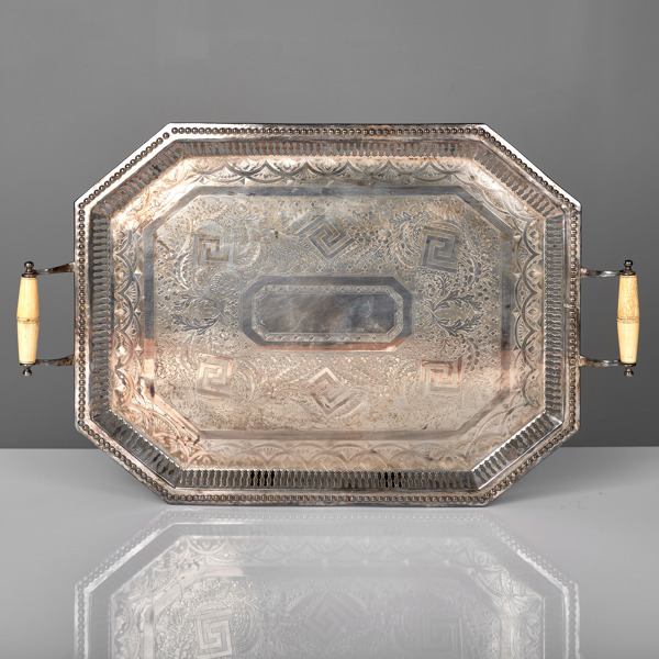 SERVERINGSBRICKA. Nysilver med benhandtag. Oktagonal form. Omkring 1900.