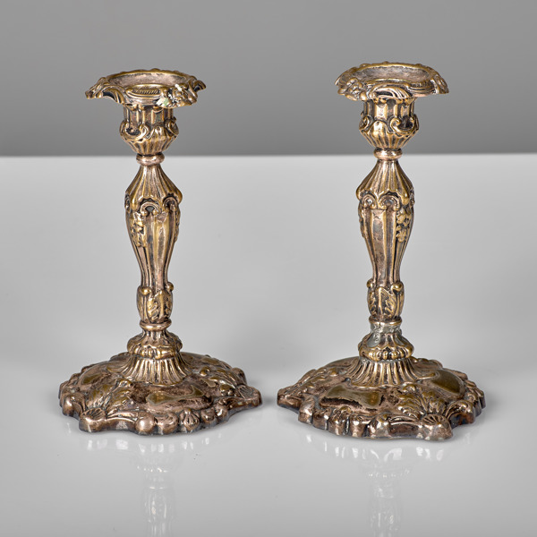 LJUSSTAKAR. 1 par. Nysilver. AG DUFVA. Omkring 1900.