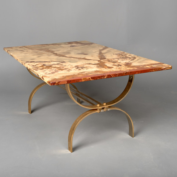 SOFFBORD. Underrede av mässing. Tjock skiva (2 cm) av onyx. 1980-tal.