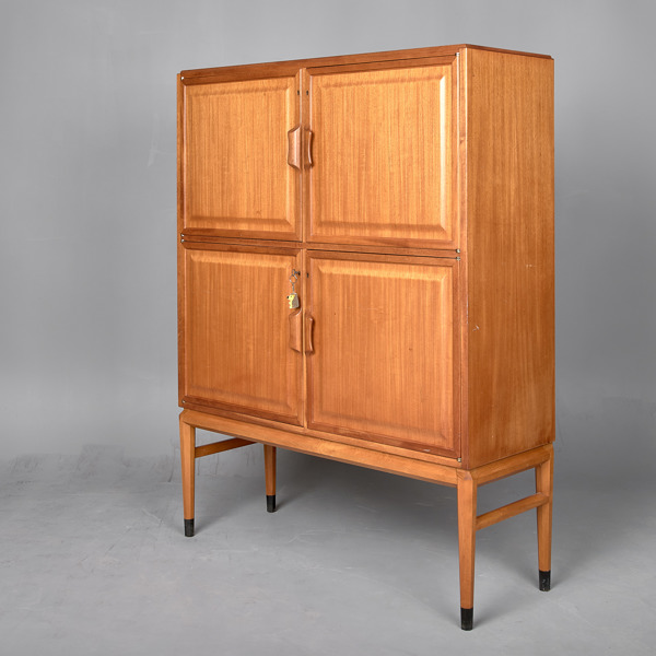 AXEL LARSSON. Skåp. Mahogny. Modell 2910. Bodafors. Formgiven 1949.