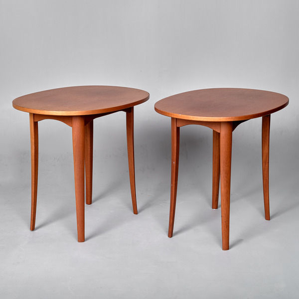 CARL MALMSTEN. 1 par soffbord Mahogny. Ovalen. Åfors.