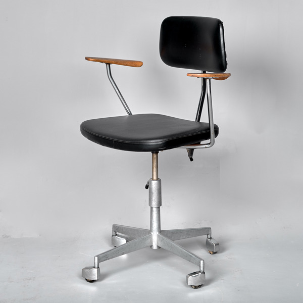 KONTORSSOL. Läder och kromat stål. Labofa, Danmark. 1950-60-tal.