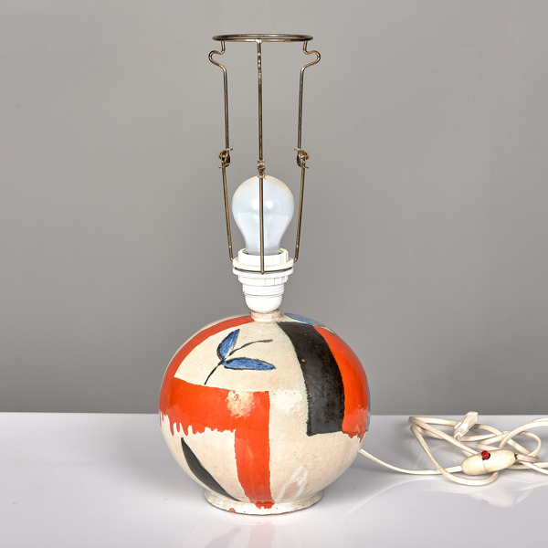 BORDSLAMPA. Handmålad. Keramik. Tjeckoslovakien. 1930-tal.