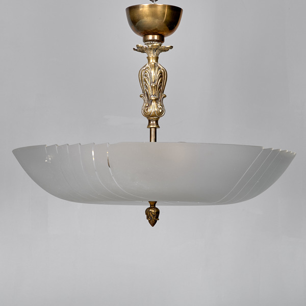 TAKLAMPA. Etsad glas. Stomme av mässing. 1940-tal.