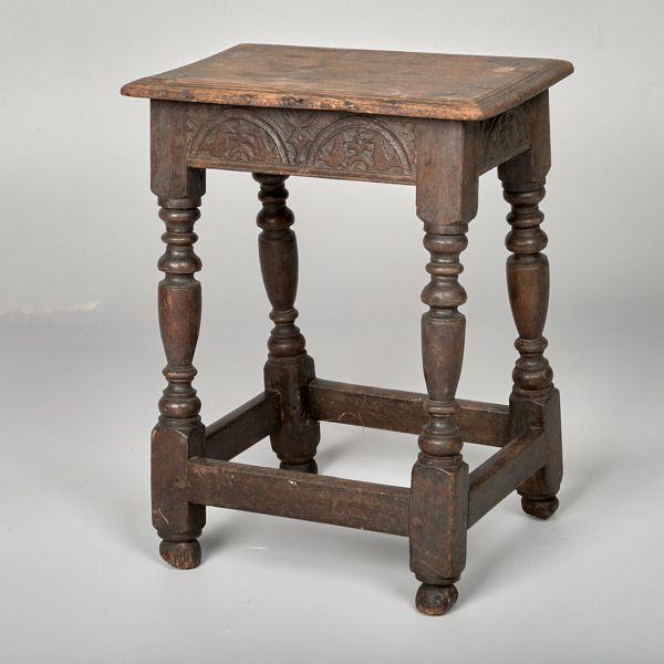 PALL. Ek med snidade detaljer. 1700-tal.
