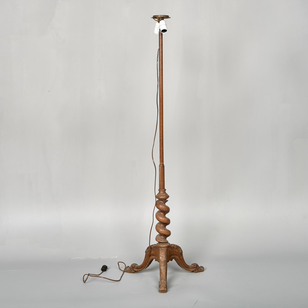 GOLVLAMPA. Ek. Omkring 1900.