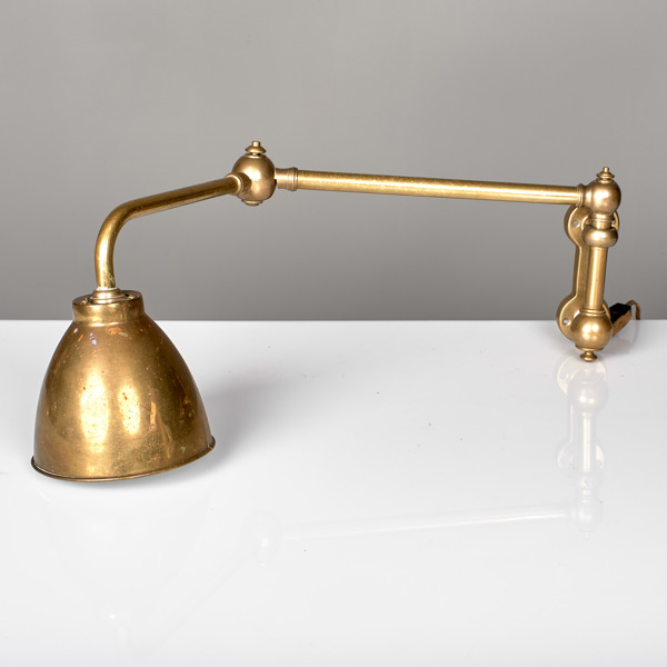 VÄGGLAMPA. Mässing. Omkring 1900.