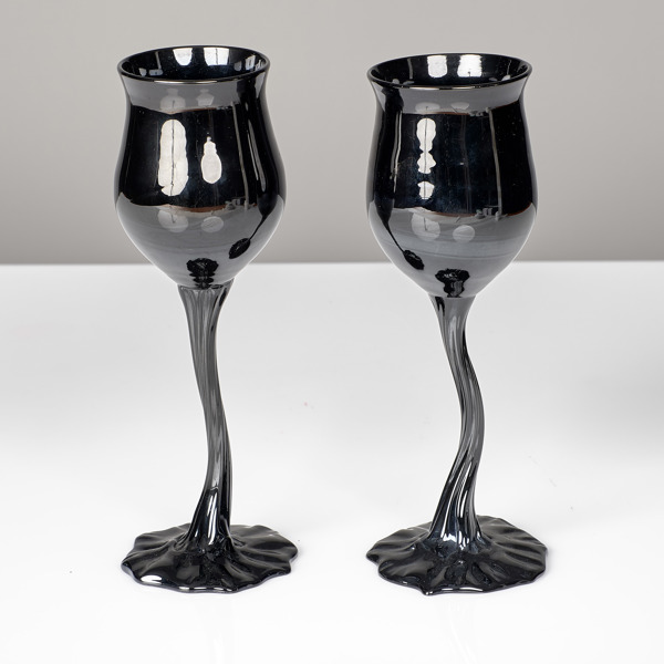 JENNIE JESSEN. 2 stycken vittvinsglas. Svart glassmälta. Svart skog. Martall.