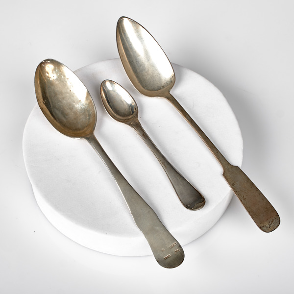 SILVERSKEDAR. 3 stycken. Johan Lindbom, Visby, 1794. Nils Tornberg, Linköping,1798. ARON 12, åldermansranka.