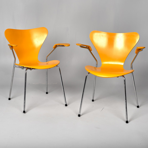 ARNE JACOBSEN. Sjuan. 2 karmstolar. 3207. Daterade 1977.