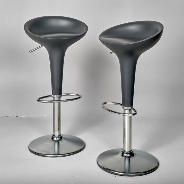 STEFANO GIOVANNONI. 2 stycken barstolar. Plast och förkromat stål. Bombo. Magis, Italien.