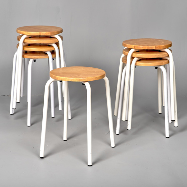 KARIN MOBRING. 8 stycken pallar. Furu och stålrör. Jerry. IKEA. 1970-tal.