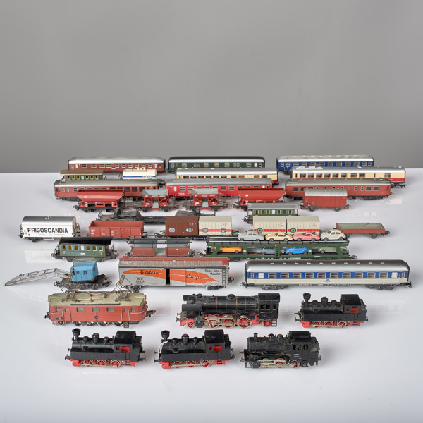 MÄRKLIN. 6 lok och 28 vagnar.