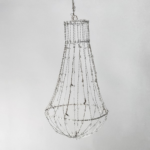 TOVE ADMAN. Ljuskrona. Taggtråd med små ljuspunkter. Fafner Form. 2000-tal.
