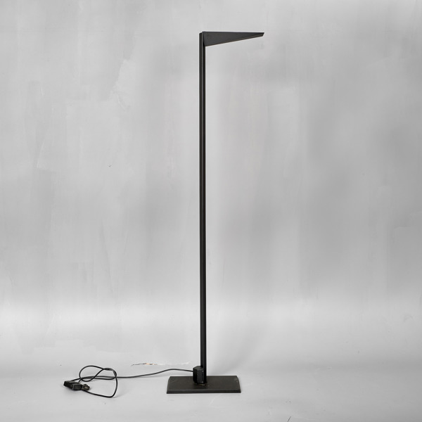 GOLVLAMPA. Uplight. Svartlackerad metall och plåt. Luxo. Modell Amneris.