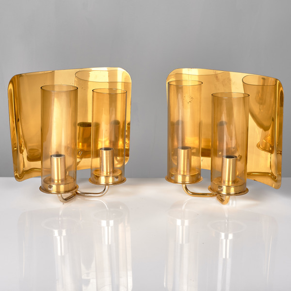 HANS-AGNE JAKOBSSON. 1 par vägglampetter. Mässing och glas. Modell V330/2. Markaryd. Sweden. 1960-tal.