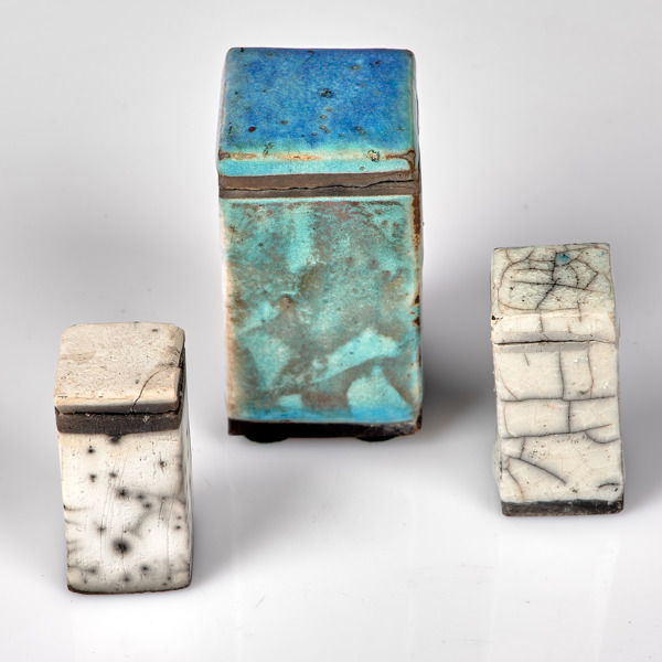 DAN LEONETTE. 3 vaser med lock. Keramik. Raku.
