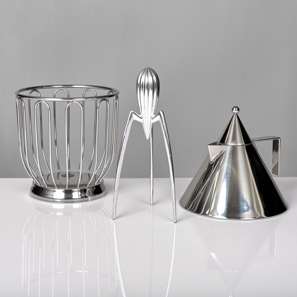 ALDO ROSSI. Kaffekanna. Il Conico. Alessi. HUMBERTO & FERNANDO CAMPANA. Fruktkorg. Alessi. PHLIPPE STARCK. Citruspress. Alessi.