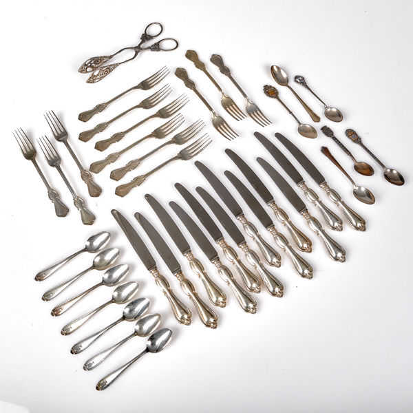 PARTI SILVERBESTICK. Totalvikt 912 gram inklusive knivar.