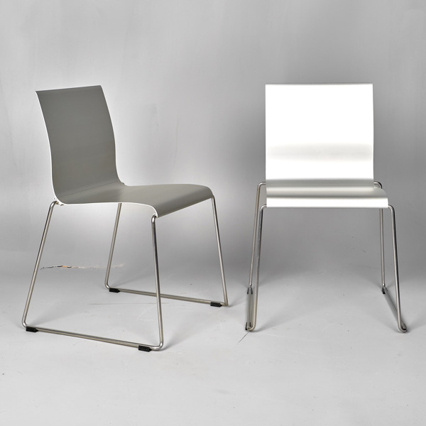 STEFAN BORSELIUS & FREDRIK MATTSON. 2 stolar. Rostfritt stål och strängpressad och infärgad aluminium. Sting. Blå Station, Åhus. 2000-tal.