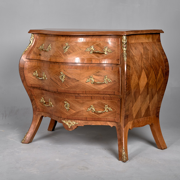 BYRÅ. Rokoko. 1900-talets mitt.