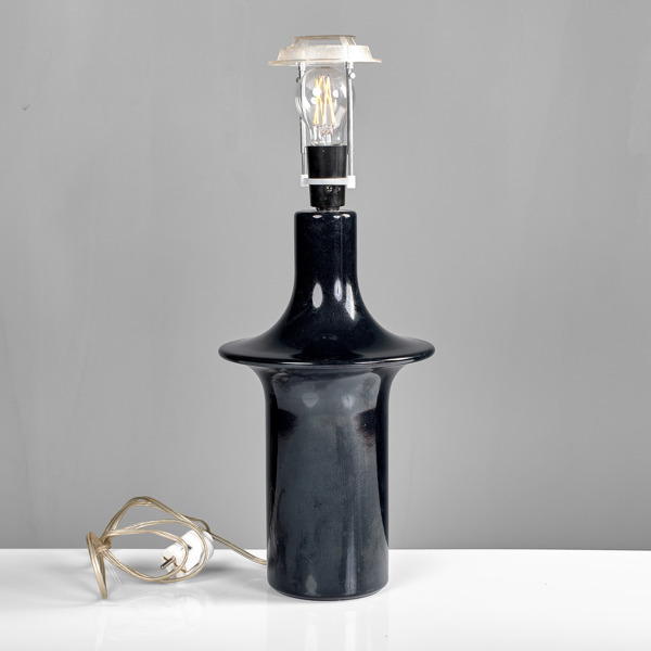 BORDSLAMPA. Keramik med svart glasyr. Hasle. Danmark. 1970-tal. 