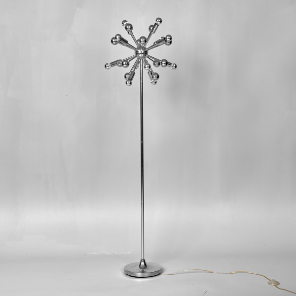 PAUL DE HAAN. Golvlampa. Kromad metall. Sputnik. Omkring 2000.