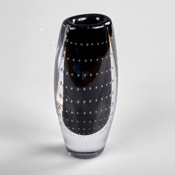 VICKE LINDSTRAND. Vas. Mörkt underfång med inneslutna luftbubblor i klarglas. Kosta. 