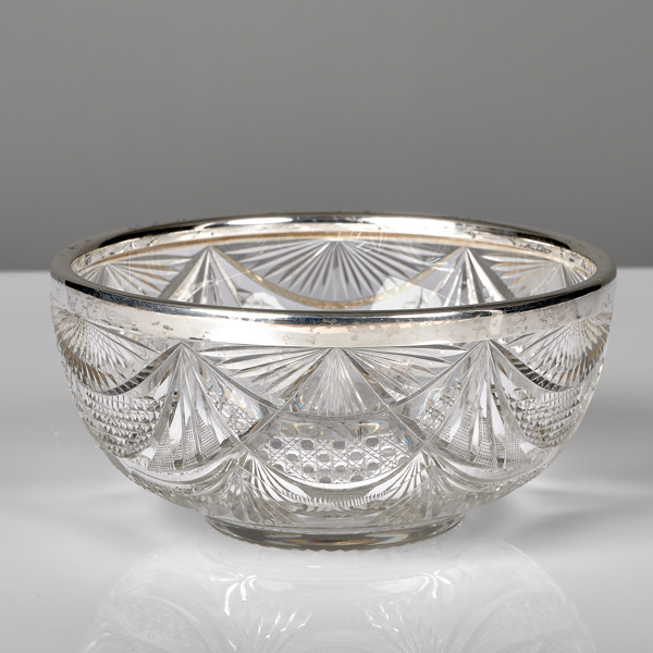 SKÅL. Kristall med kant i silver.