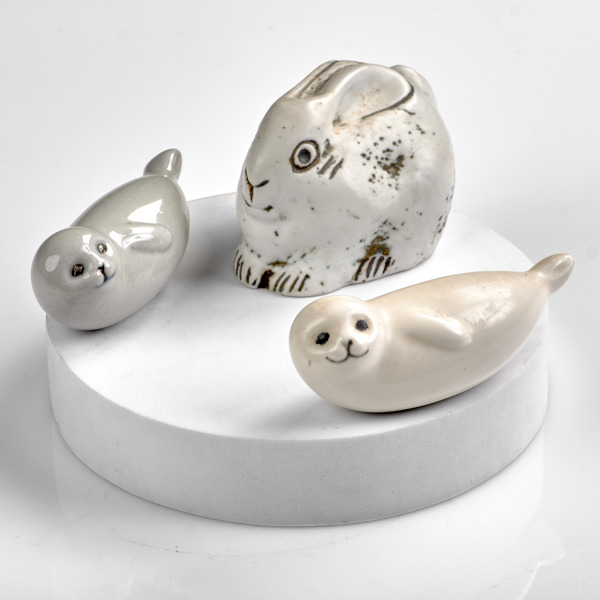 LISA LARSON OCH HENRIK ALLERT. 2 sälar. Ur serien Lillskansen 1978. Gustavsberg. Kanin. Stengods. Pentik, Finland.