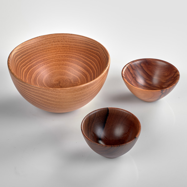 SVEN HÄGG. Svarvade skålar i oliv, rosewood och robinia.