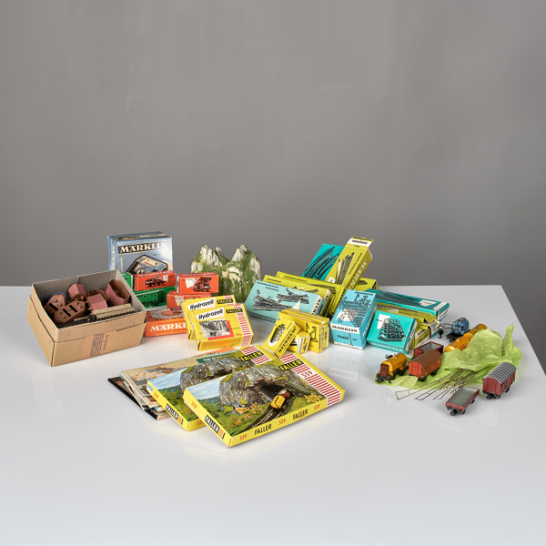 PARTI MÄRKLIN. Transformator, räls, vagnar mm.