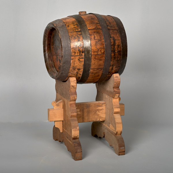 ÖLTUNNA PÅ BENSTÄLLNING. Achilles Brauerei.