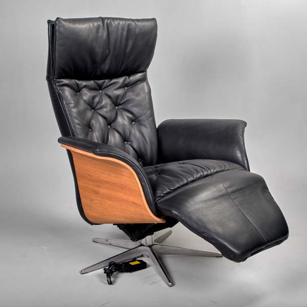 HJORT KNUDSEN. Recleinerfåtölj. Läder och ek. Cross-5041.