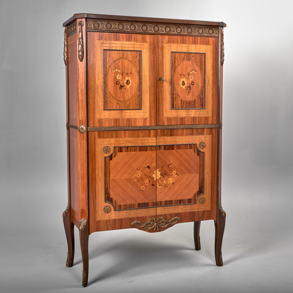 BARSKÅP. Intarsia i olika träslag. Invändigt i mahogny. Bronsdekorationer. Gustaviansk stil. 1900.talets mitt. 