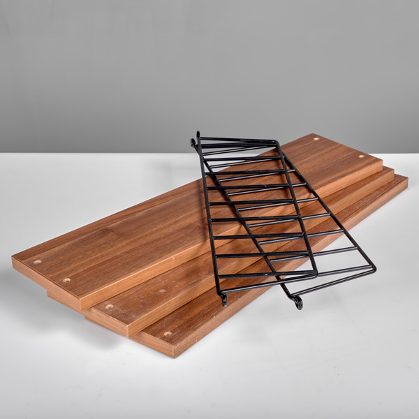 NISSE STRINNING. 3 hyllplan och 2 gavlar. 