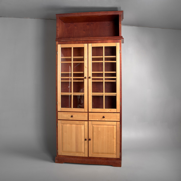 VITRINSKÅP. Björk. Löstagbar övre konsol. 