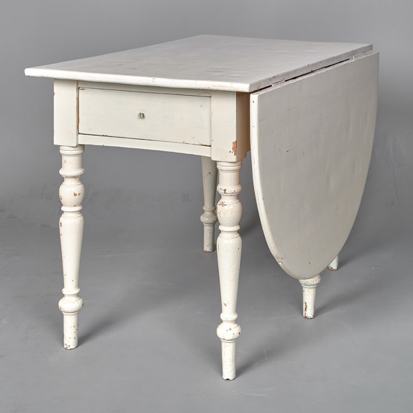 BORD MED ETT SLAG. Furu. 1800-tal.