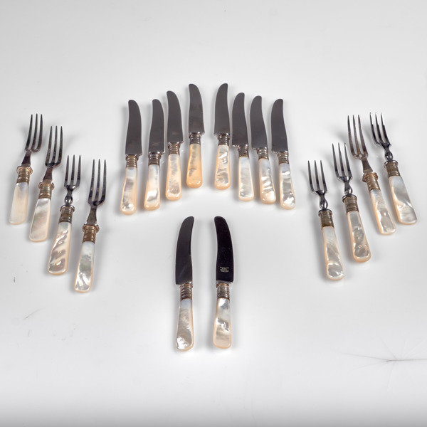 BESTICK. Pärlemoskaft och electric plate. Sheffield, England. 18 delar.
