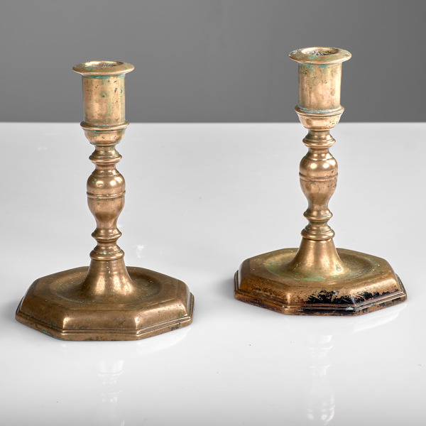 LJUSSTAKAR. 1 par. Senbarock. Svarvad med sandgjutna fötter. 1700-tal.